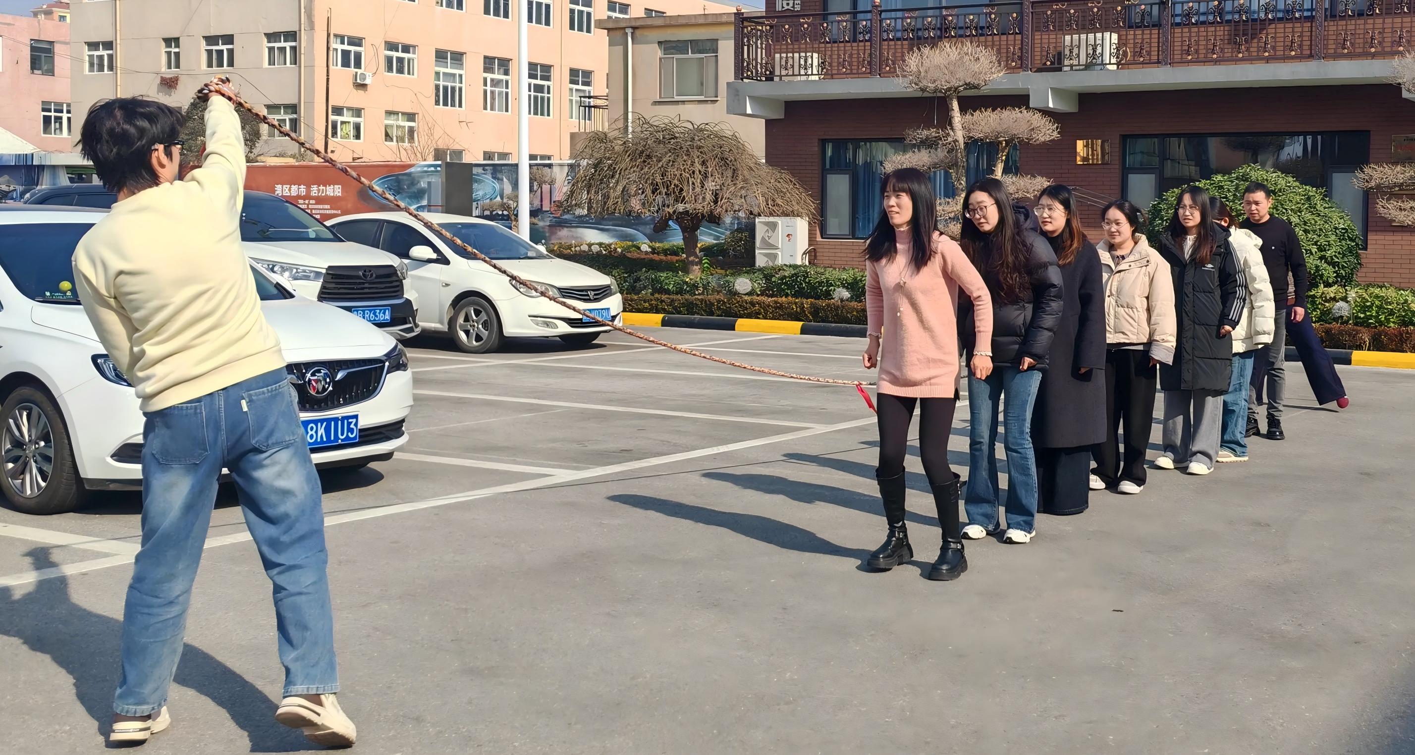 Maotong drží zábavné preťahovanie lanom a švihadlo