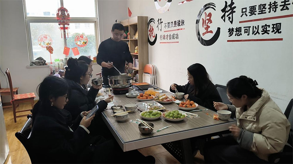 Obed festivalu lucerny: Tangyuan a tímové vibrácie v kancelárii